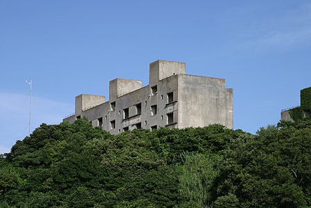 手前の建物