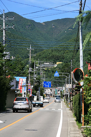 山の中腹に見えるK湖Y公園