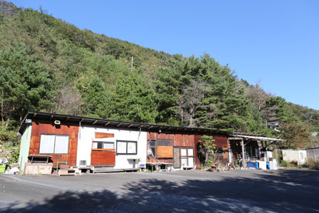 事務所と軽食屋の建物