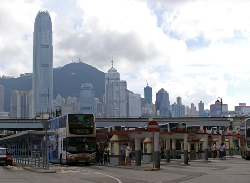 尖沙咀スターフェリー乗り場のバスターミナル。スターフェリー両端からのバス路線をうまく使うと香港の旅はますます便利で楽しくなる。ハーバーを越えるで解説。