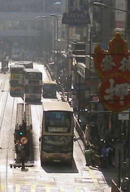 香港中環。ここではバスもトラムも高層ビルの深い谷間を走る。〔2〕城巴10番はここでもトラムと追いかけっこ。