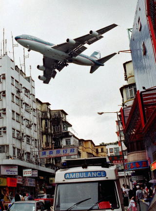 九龍城の直上を飛ぶキャセイ航空のジャンボジェット＠1998.7.5