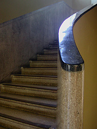 �肷�肪�Ȑ���`�������̂܂܂̊K�i