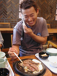 ���ʂ̏΂݂𕂂��ׂ鎎�H�l�c