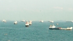 貨物船の群れ
