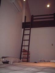 部屋内部（ベッドとロフト）