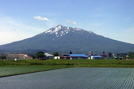 五能線の車窓から見た津軽富士（岩木山）