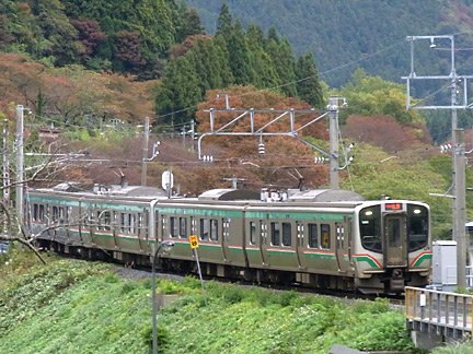 山寺駅に入選する仙山線列車