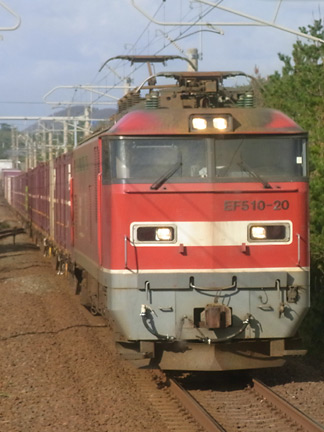 羽越本線を走行する貨物列車