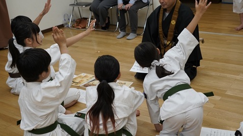 ���w������O�����̓���Ŏ�������Ă���i����̕��͋C�j