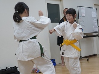 ��L����ł̏��N���̏C���̗l�q