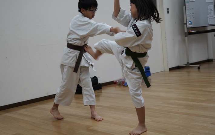 ��L����ł̏��N���̏C���̗l�q