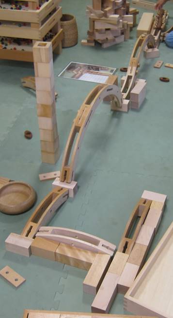 テーブル, ボックス, 座る, 木製 が含まれている画像

自動的に生成された説明