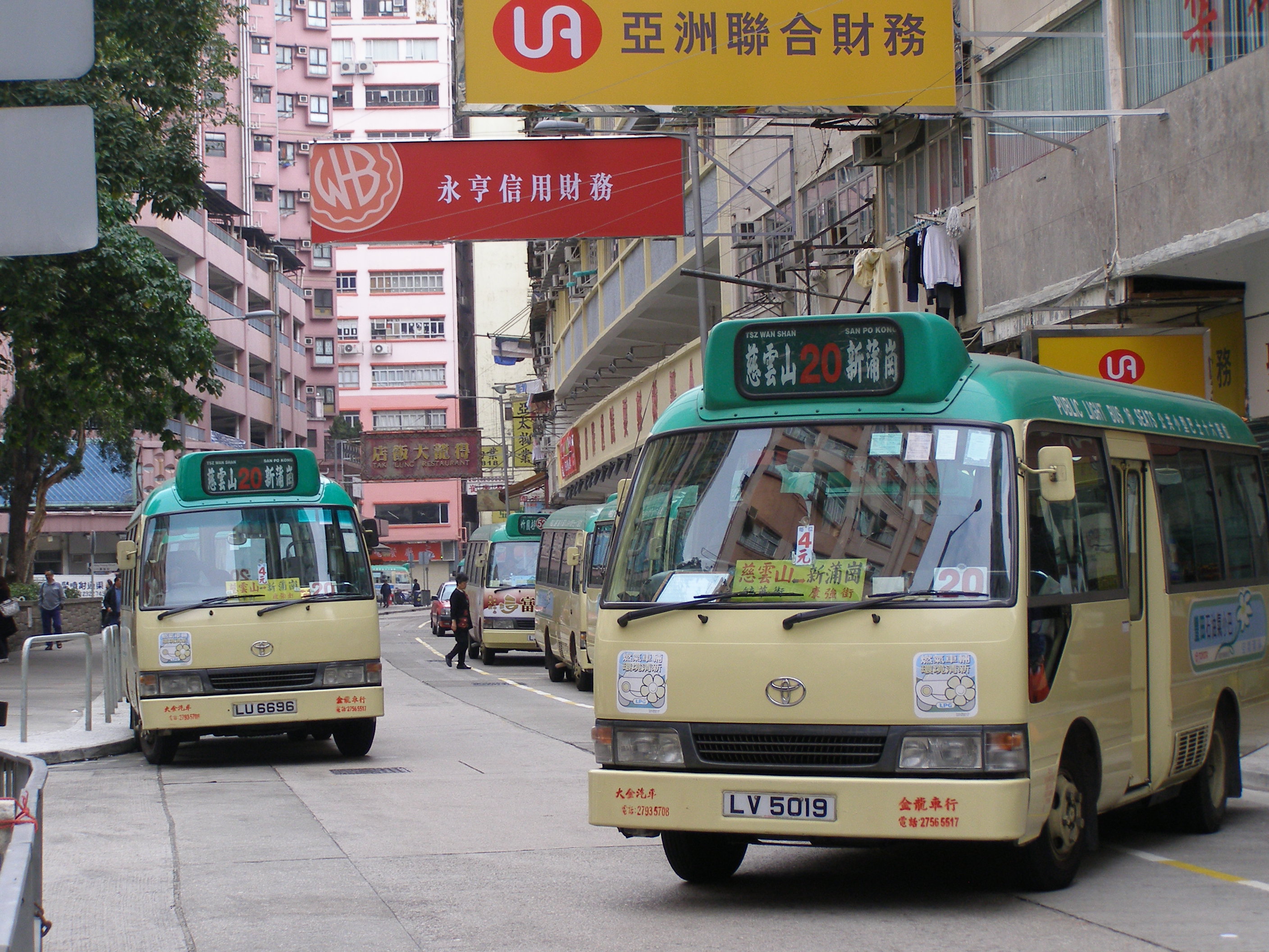 緑のミニバスは香港中をチョロチョロ走りまわる。〔8〕1Aは界線の港、西貢への快速ルート。〔24〕87Aはコンテナターミナル地区の路線。車窓は赤青緑の鉄の箱ばかり。