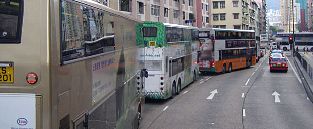 大型二階バスが何台も連なる