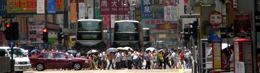 九龍彌敦道には人もバスも一杯。〔4〕の6Aバスは彌敦道を上下とも全区間走る希少な2本のうちの1本。