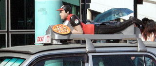 タクシー屋根上の広告、ピザ！