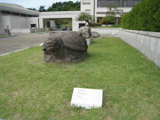 「石亀の像」