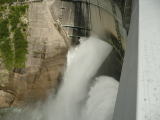 ダムの放水