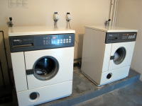 洗濯機は2台。容量は6キロと5キロで、一度に計11キロ洗えます。