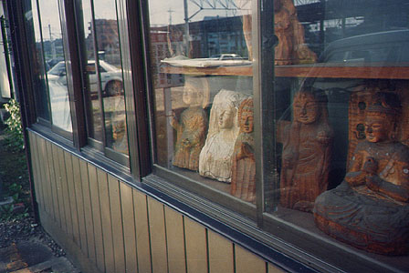 窓にあった彫刻