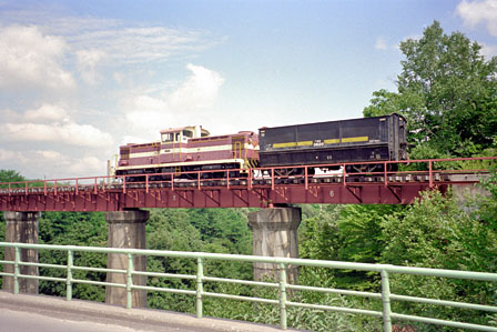 鉄橋上に運炭列車