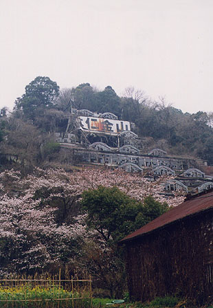 桜で飾られた選鉱場