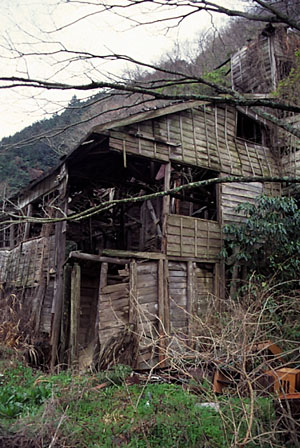 選鉱場裏手の木造の建物