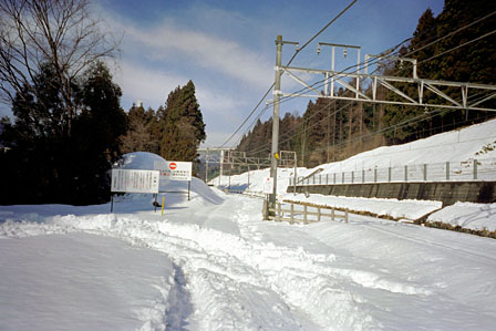 雪に埋もれた線路