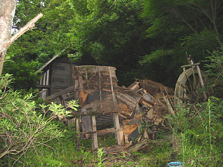 崩壊した水車小屋