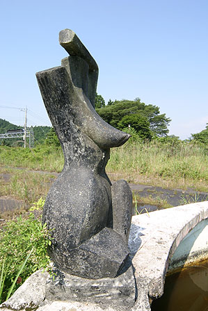 池の端の彫像