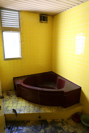 黄色の浴室