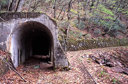 トンネル坑口