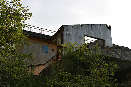 壁だけとなった小屋