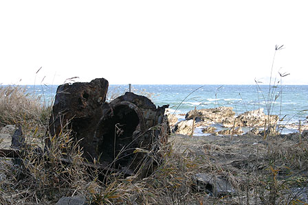 海岸に残る戦車の残骸