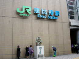 恵比寿駅前の恵比寿像