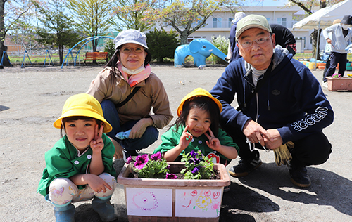 お花植えのようす2