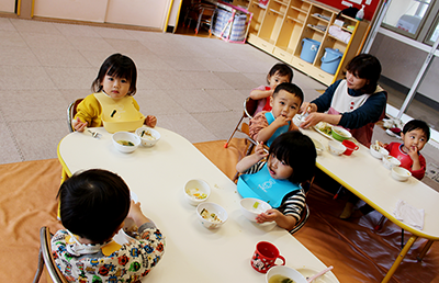 未満児昼食の様子