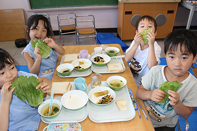 昼食の様子