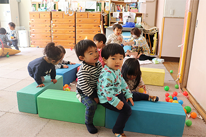 園内で遊ぶ様子